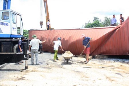 Xe container và xe khách “tan tành”, ách tắc suốt 5 giờ đồng hồ - 5 Xe container và xe khách “tan tành”, ách tắc suốt 5 giờ đồng hồ - 5