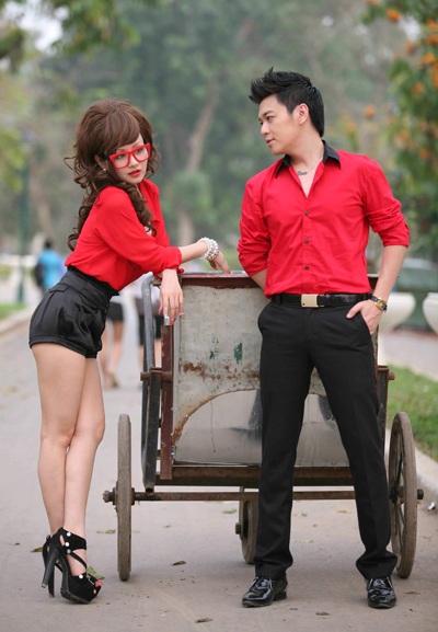 Ca sĩ Phan Anh cầu hôn Việt Nga trên…xe rác - 7 Ca sĩ Phan Anh cầu hôn Việt Nga trên…xe rác - 7