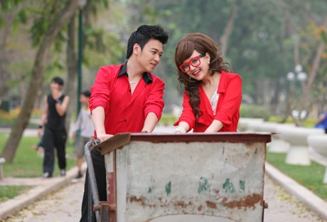 Ca sĩ Phan Anh cầu hôn Việt Nga trên…xe rác - 6 Ca sĩ Phan Anh cầu hôn Việt Nga trên…xe rác - 6