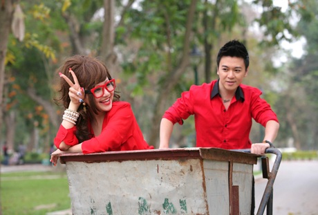 Ca sĩ Phan Anh cầu hôn Việt Nga trên…xe rác - 3 Ca sĩ Phan Anh cầu hôn Việt Nga trên…xe rác - 3