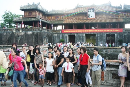 Huế: Cưỡi voi thăm cung vua hút khách ngày 30-4 - 2