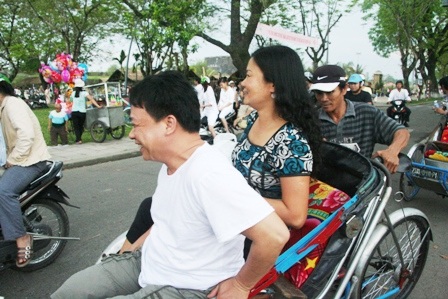 Huế: Cưỡi voi thăm cung vua hút khách ngày 30-4 - 4