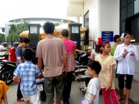 Đổ xô tới siêu thị, công viên ngày đầu nghỉ lễ - 1 Đổ xô tới siêu thị, công viên ngày đầu nghỉ lễ - 1