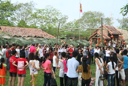 Huế: Cưỡi voi thăm cung vua hút khách ngày 30-4 - 5