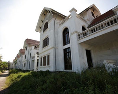 Khó xử lý nhà bỏ hoang - 1 Khó xử lý nhà bỏ hoang - 1