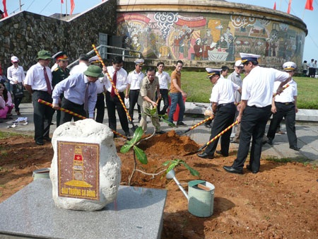 Xúc động lễ Thượng cờ bên bờ Hiền Lương - 4 Xúc động lễ Thượng cờ bên bờ Hiền Lương - 4
