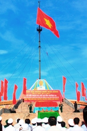Xúc động lễ Thượng cờ bên bờ Hiền Lương - 2 Xúc động lễ Thượng cờ bên bờ Hiền Lương - 2