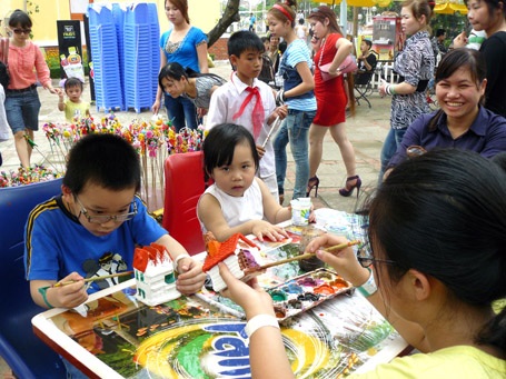 Hà Nội: Nắng đẹp “hút khách” tới các khu vui chơi - 2 Hà Nội: Nắng đẹp “hút khách” tới các khu vui chơi - 2