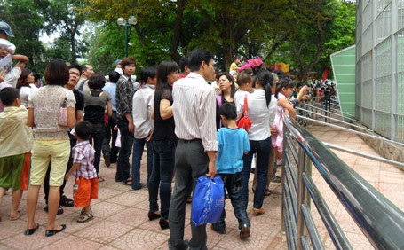 Hà Nội: Nắng đẹp “hút khách” tới các khu vui chơi - 3 Hà Nội: Nắng đẹp “hút khách” tới các khu vui chơi - 3
