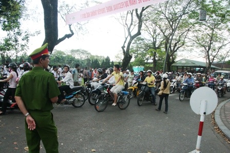 Huế: Cưỡi voi thăm cung vua hút khách ngày 30-4 - 3