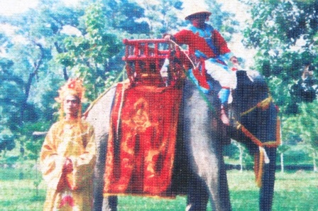 Huế: Cưỡi voi thăm cung vua hút khách ngày 30-4 - 10