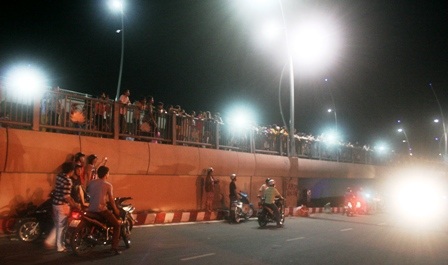 TPHCM: Rộn ràng đêm pháo hoa mừng ngày Thống nhất - 1