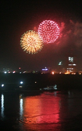 TPHCM: Rộn ràng đêm pháo hoa mừng ngày Thống nhất - 5