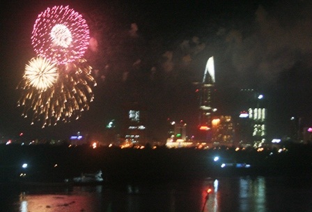 TPHCM: Rộn ràng đêm pháo hoa mừng ngày Thống nhất - 6