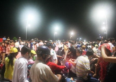 TPHCM: Rộn ràng đêm pháo hoa mừng ngày Thống nhất - 7