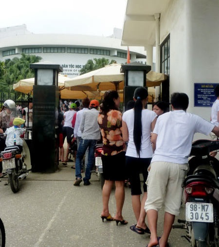 Đổ xô tới siêu thị, công viên ngày đầu nghỉ lễ - 2 Đổ xô tới siêu thị, công viên ngày đầu nghỉ lễ - 2