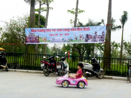 Đổ xô tới siêu thị, công viên ngày đầu nghỉ lễ - 4 Đổ xô tới siêu thị, công viên ngày đầu nghỉ lễ - 4