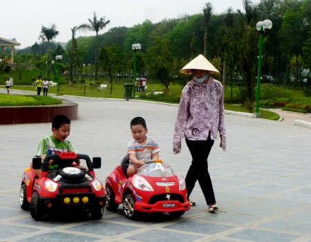 Đổ xô tới siêu thị, công viên ngày đầu nghỉ lễ - 5 Đổ xô tới siêu thị, công viên ngày đầu nghỉ lễ - 5