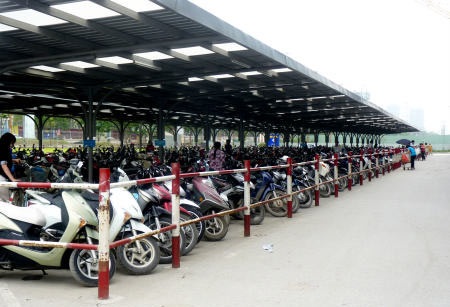 Đổ xô tới siêu thị, công viên ngày đầu nghỉ lễ - 8 Đổ xô tới siêu thị, công viên ngày đầu nghỉ lễ - 8