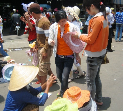 TPHCM: "Vã mồ hôi" đi chơi lễ giữa thời tiết nóng nực - 9