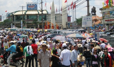 TPHCM: "Vã mồ hôi" đi chơi lễ giữa thời tiết nóng nực - 1