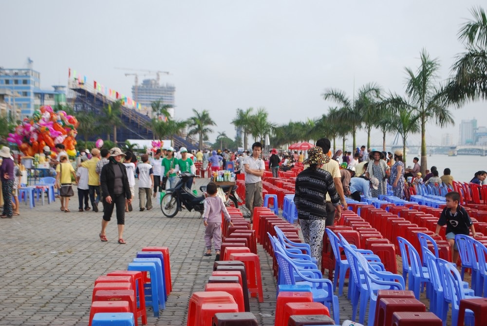 Nhiều điểm giữ xe “chặt chém” khách tại lễ hội pháo hoa - 3 Nhiều điểm giữ xe “chặt chém” khách tại lễ hội pháo hoa - 3