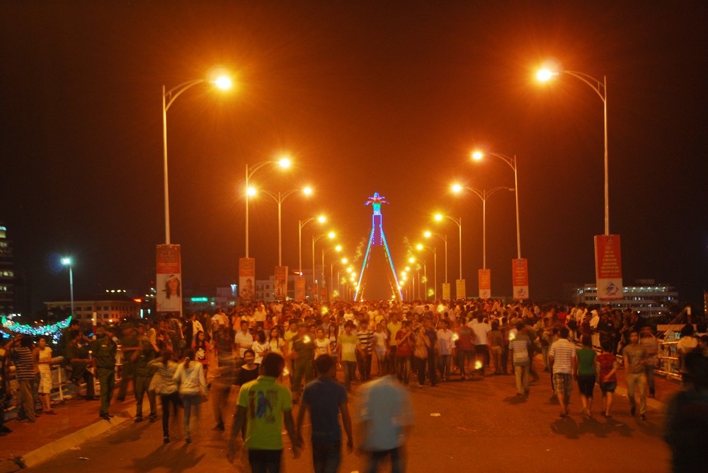 Nhiều điểm giữ xe “chặt chém” khách tại lễ hội pháo hoa - 5 Nhiều điểm giữ xe “chặt chém” khách tại lễ hội pháo hoa - 5