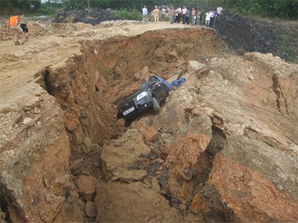 Đường bất ngờ lở, xế hộp “nhào” xuống hố  - 1