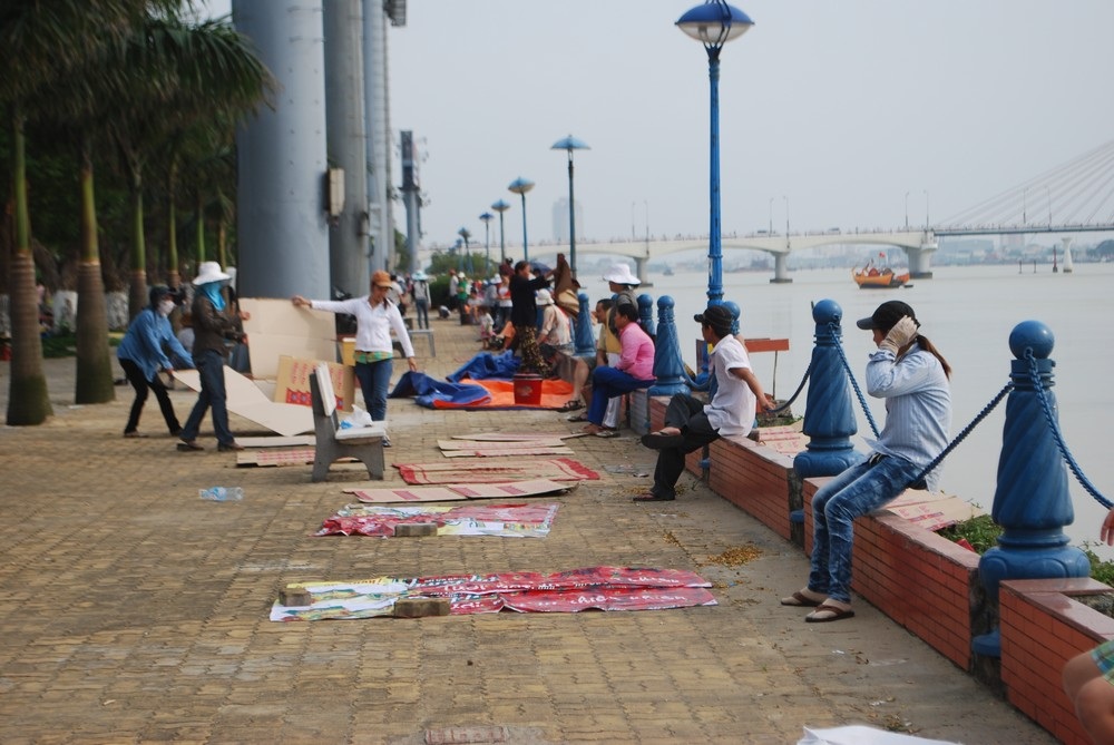 Nhiều điểm giữ xe “chặt chém” khách tại lễ hội pháo hoa - 2 Nhiều điểm giữ xe “chặt chém” khách tại lễ hội pháo hoa - 2