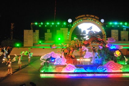 Hơn 5 vạn khách đã đổ về Hạ Long chờ đêm hội Carnaval  - 3