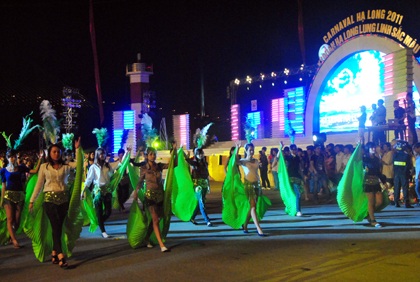 Hơn 5 vạn khách đã đổ về Hạ Long chờ đêm hội Carnaval  - 7