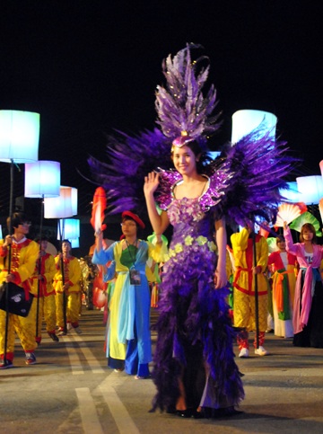 Hơn 5 vạn khách đã đổ về Hạ Long chờ đêm hội Carnaval  - 5