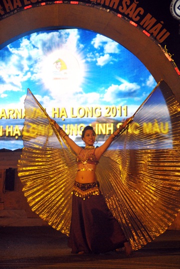 Hơn 5 vạn khách đã đổ về Hạ Long chờ đêm hội Carnaval  - 4