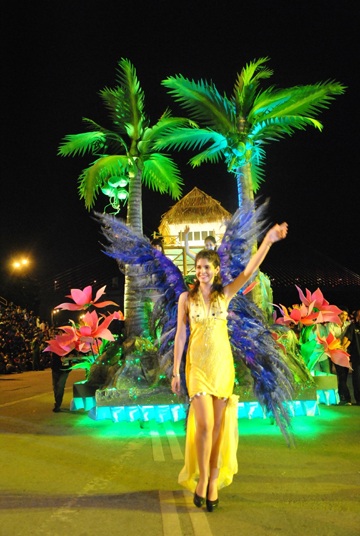 Hơn 5 vạn khách đã đổ về Hạ Long chờ đêm hội Carnaval  - 6