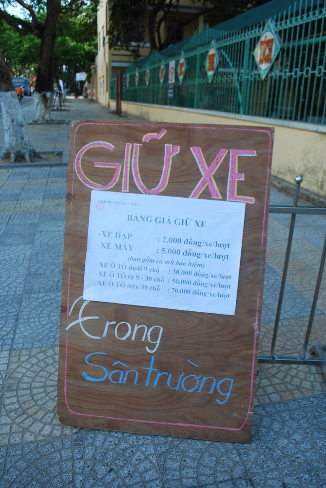 Nhiều điểm giữ xe “chặt chém” khách tại lễ hội pháo hoa - 1 Nhiều điểm giữ xe “chặt chém” khách tại lễ hội pháo hoa - 1