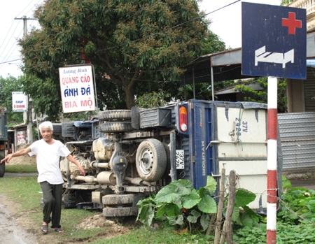 Xế hộp chở 5 người “bay” xuống ruộng, “chổng vó” lên trời - 5