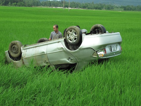 Xế hộp chở 5 người “bay” xuống ruộng, “chổng vó” lên trời - 1