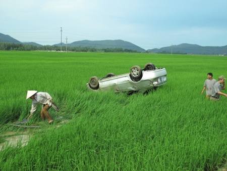 Xế hộp chở 5 người “bay” xuống ruộng, “chổng vó” lên trời - 2