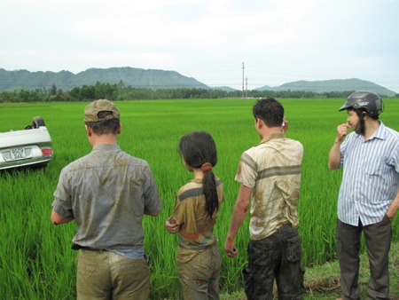 Xế hộp chở 5 người “bay” xuống ruộng, “chổng vó” lên trời - 3