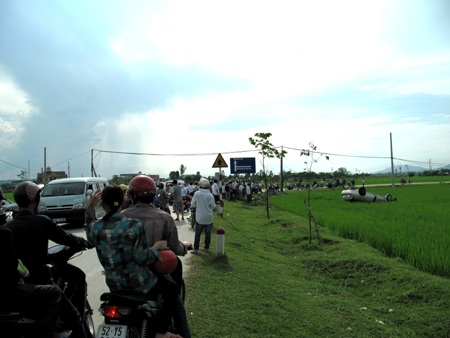 Xế hộp chở 5 người “bay” xuống ruộng, “chổng vó” lên trời - 4