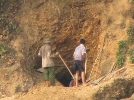 Nghệ An: Lại sập hầm vàng, 5 người chết - 11