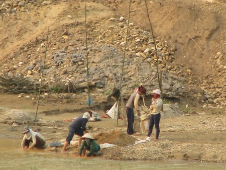 Nghệ An: Lại sập hầm vàng, 5 người chết - 14