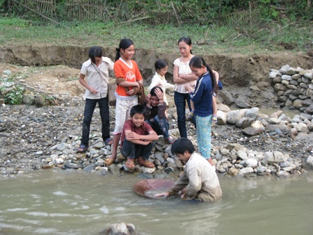 Nghệ An: Lại sập hầm vàng, 5 người chết - 2