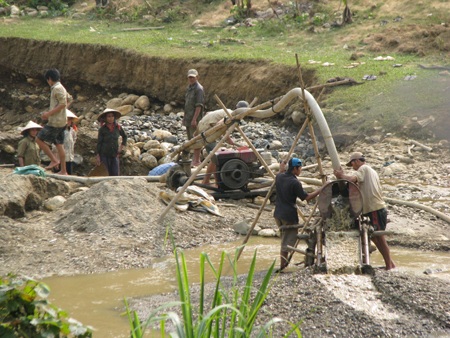 Nghệ An: Lại sập hầm vàng, 5 người chết - 3