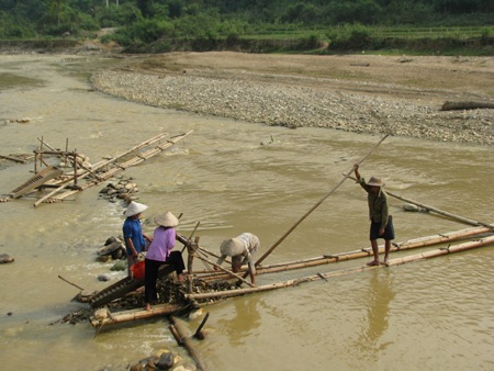 Nghệ An: Lại sập hầm vàng, 5 người chết - 4