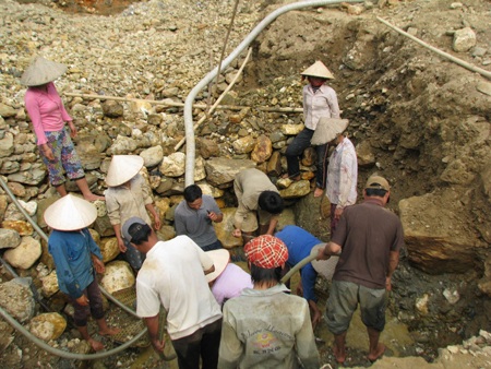 Nghệ An: Lại sập hầm vàng, 5 người chết - 5