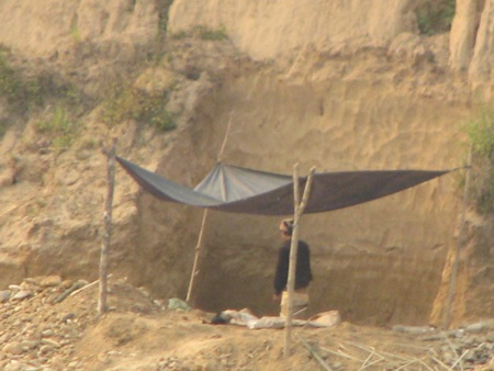 Nghệ An: Lại sập hầm vàng, 5 người chết - 13