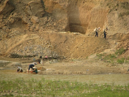 Nghệ An: Lại sập hầm vàng, 5 người chết - 12