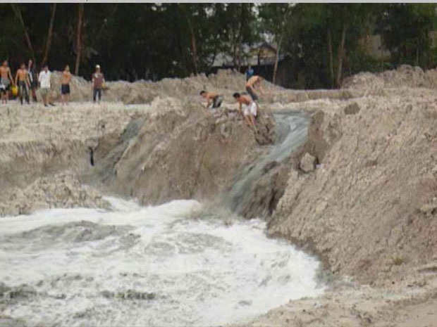 Bị nước kênh Ba Bò cuốn trôi, ba thanh niên may mắn thoát chết - 3 Bị nước kênh Ba Bò cuốn trôi, ba thanh niên may mắn thoát chết - 3