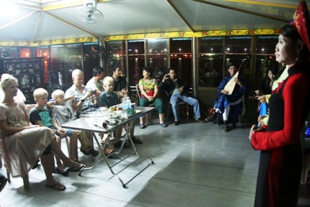 Ca sĩ, hướng dẫn viên du lịch “cháy” sô dịp lễ 30/4 - 1